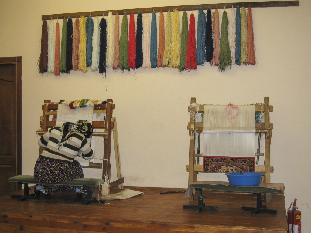 Size matters
Smaller looms for smaller rugs.
