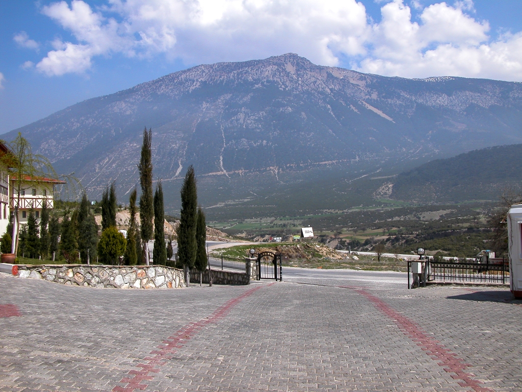 Setting
The Dogus Hali Carpet Factory is located in the mountains near the city of Denizli - a picturesque locale.
