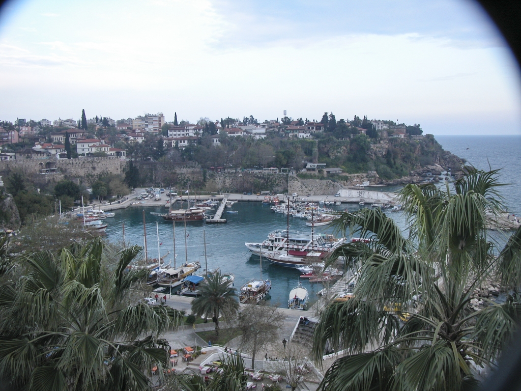 The Old Harbor
Once a major commercial port, the Old Harbor now hosts a yacht marina and is the city's primary center for leisure activities.
