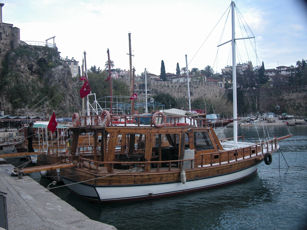 Hearts of Oak
Superstructures of finely crafted, highly-polished wood were typical of both motor and sail yachts in this marina.
