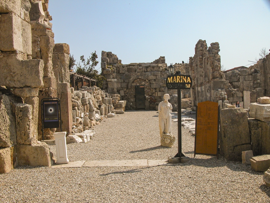 The Marina Restaurant and Bar
Wine and dine amidst the ruins.
