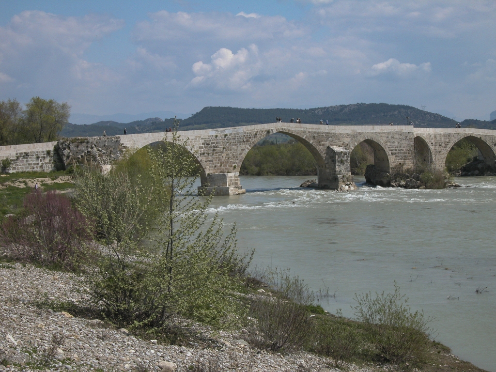 The Crooked Bridge
The most striking feature of the Aspendos bridge is its zigzag course.  It was apparently rebuilt this way because the original piers, which the Seljuks used in the reconstruction of the bridge, had become displaced by earthquakes from their original locations.
