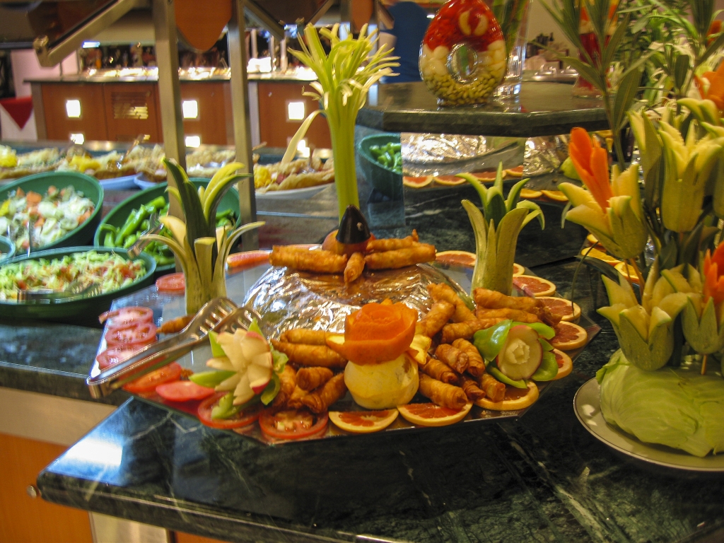 Sigara Böreği
Egg rolls, or their Turkish equivalent, stuffed with potato, feta or meat, next to cabbage flowers.
