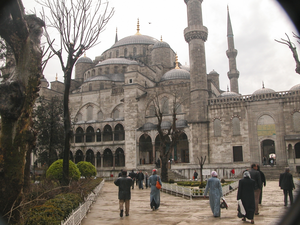 Approaches to the Blue Mosque
The Blue Mosque was intended to demonstrate that Islamic architects could build structures to rival Hagia Sophia in size and majesty.
