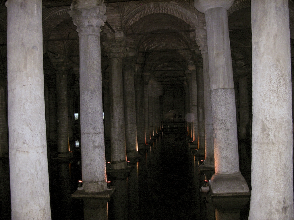 Supporting columns
336 marble columns support the ceiling of the Cistern.  Each column is 9 metres (30 ft) high.  They are arranged in 12 rows of 28 columns spaced 5 metres (16 ft) apart.
