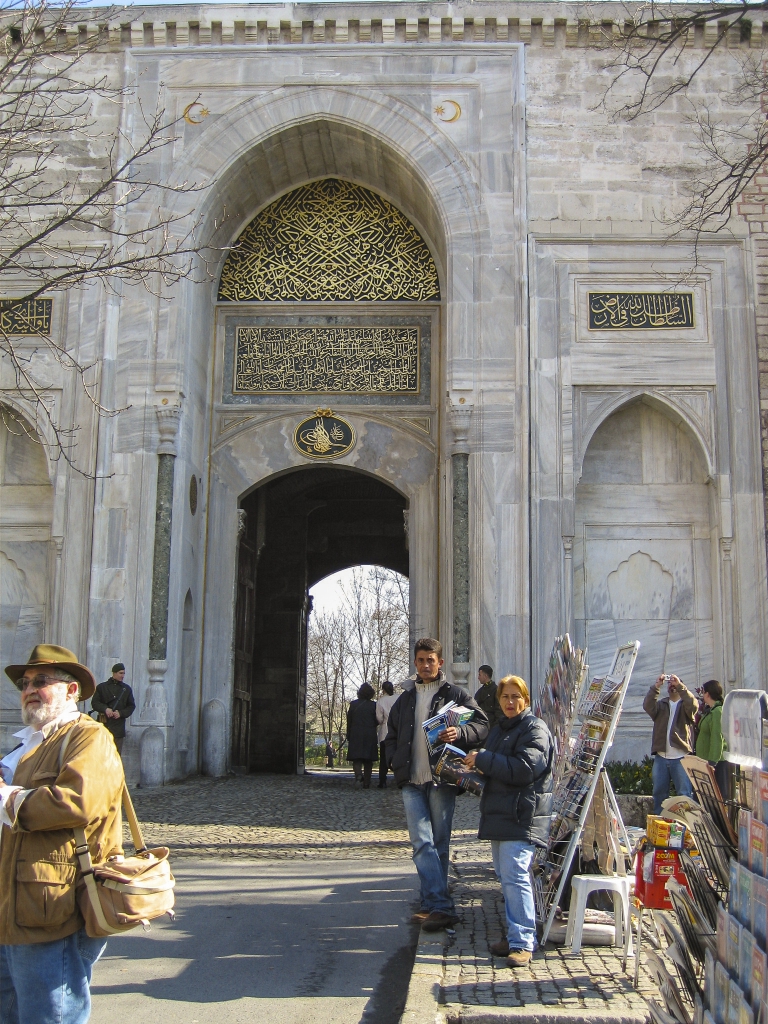 Imperial Gate (Bab-i-Humayun)
Main entrance to Topkapi Palace., leading to the First Courtyard.  Guarded by Al Treder, at left.
