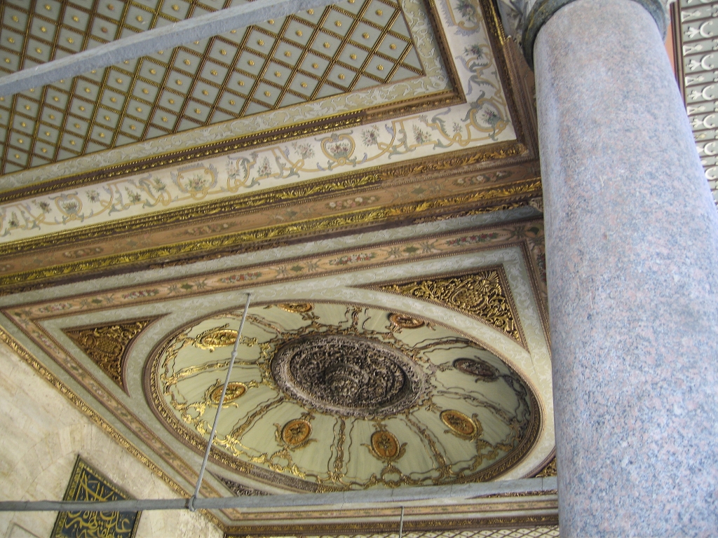 Ceiling Decor
Consummate artistry was expressed in every aspect of the palace structure, including the ceilings.  The ugly hanging pipes are presumably a modern addition - a safeguard against the fires which devastated many parts of the palace in previous times.
