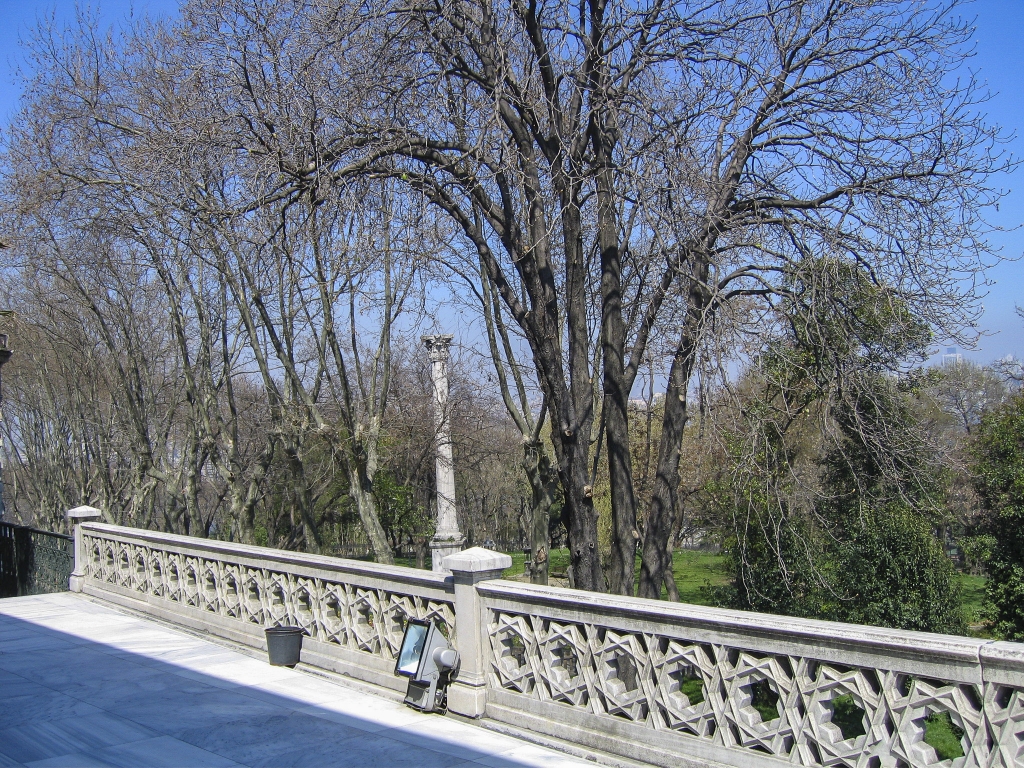 Stone Balustrade
Of course no ordinary guardrail would suffice for the terrace of a sultan's harem.  I found the 8-pointed star design especially appealing.
