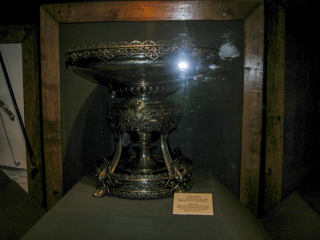 Silver Brazier
Presented to Sultan Abdul Hamid II on the 25th anniversary of his accession to the throne (1901).
