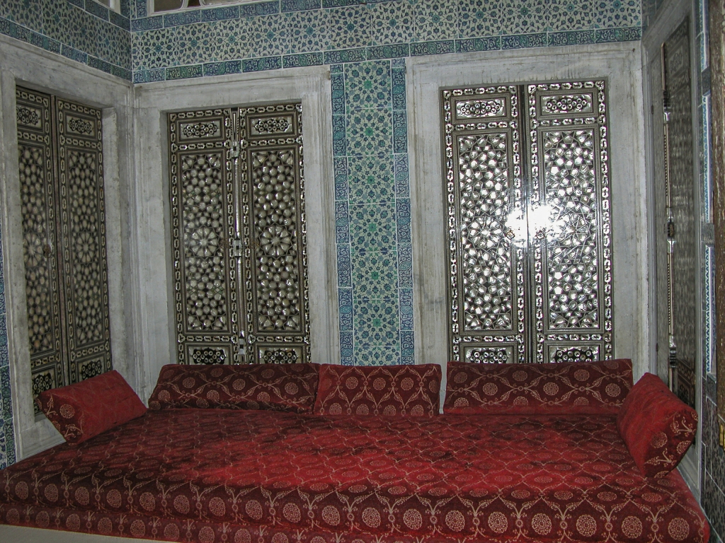 A Room in the Harem
A typical room in the harem pavilions had walls recessed with rectangular bays filled with sofas.
