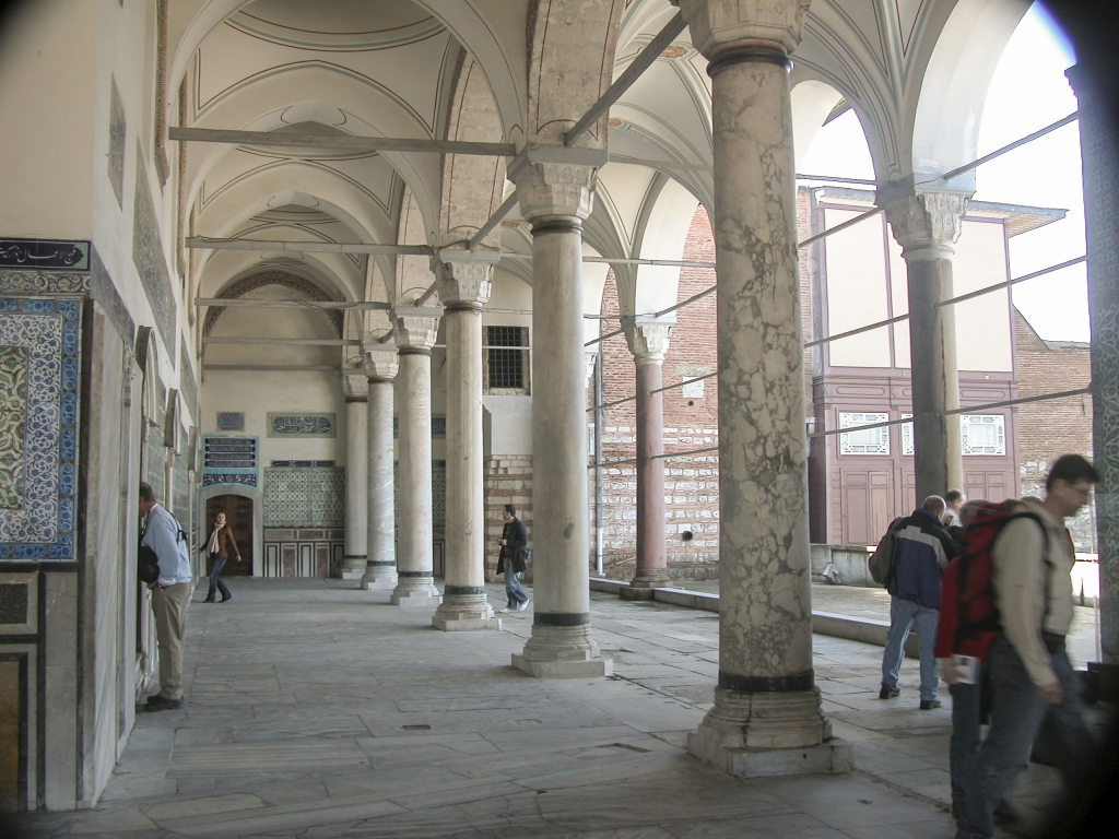 Double Colonnade
Surrounded the Sultan's apartments and extends to the harem.  The door at the left rear led to the Golden Path, a corridor that runs through the entire harem.
