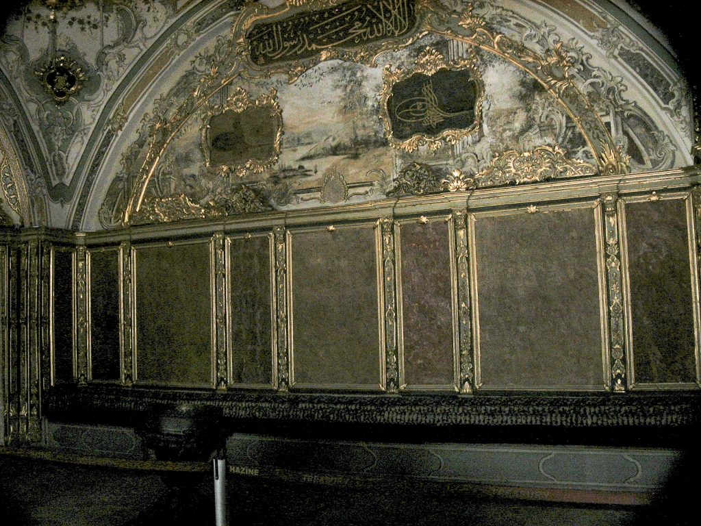 Scribes' Hall
The scribes who kept the minutes of the Council meetings occupied this room, next to the Council chamber itself.
