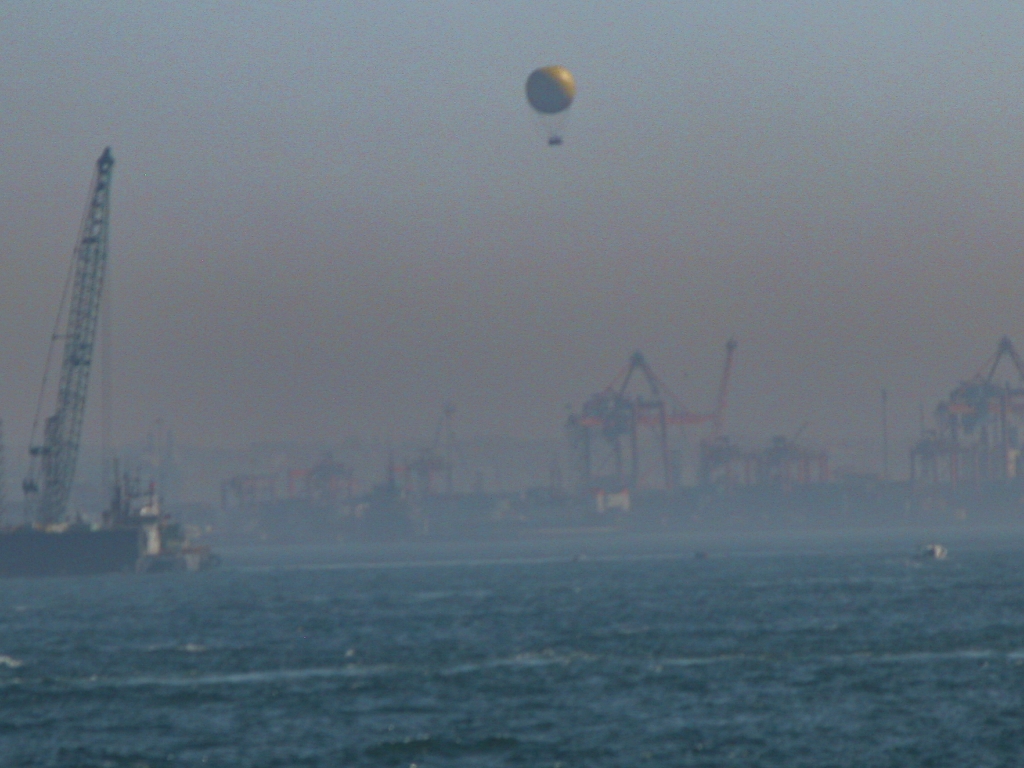 Balloon
That's one way to get a nice bird's-eye view of Istanbul.
