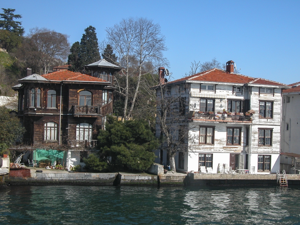 Yali
Waterside houses like these are known as yali in Turkish.  They are found on both sides of the Bosphorus but especially the Asian side.  They are usually second homes for the very wealthy.
