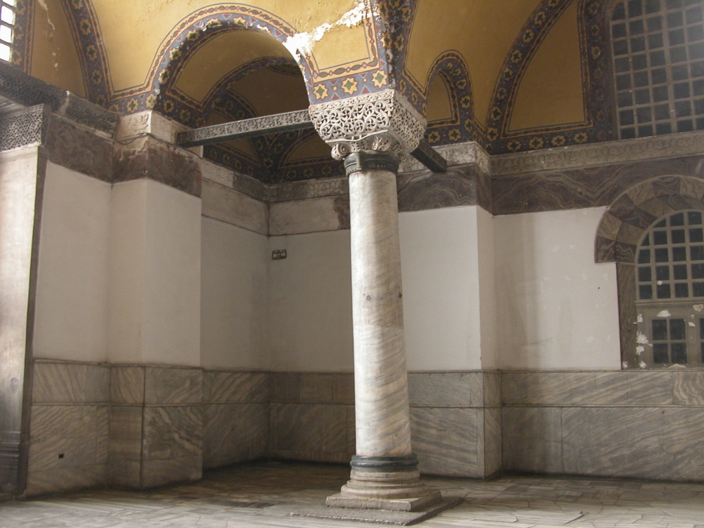 Gallery Architectural Detail
This picture captures the intricate filigree work atop the white marble column, as well as the elegant figures adorning the arches.
