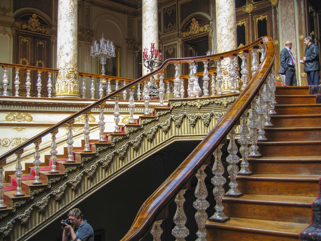 Crystal Staircase
Built in the shape of a double horseshoe, using crystal, brass and mahogany.

