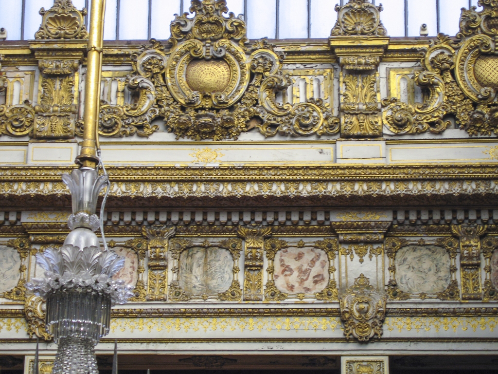Gold Inlay
Over 420 pounds of gold were used in the construction of the Dolmabahçe Palace.
