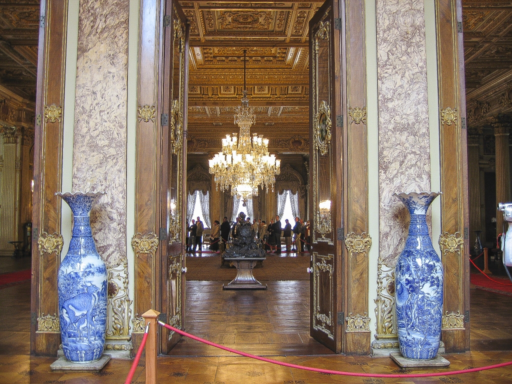 Ambassadors' Hall
Framed by two Ming vases, this door opens into the Ambassadors' Hall, where the Sultan received envoys of other nations, including Russia, whose Tsar Nicholas I donated two bearskin rugs for the room.
