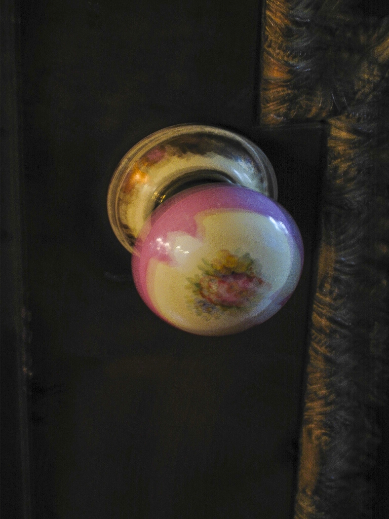 Doorknob
Even the smallest and most basic furnishings in this palace were exquisite and chosen with great care.
