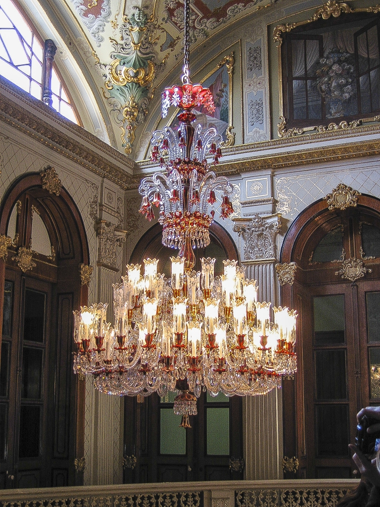 Colorful Chandelier
One of the simpler (!) and to my mind the most pleasing of the many chandeliers in the palace.
