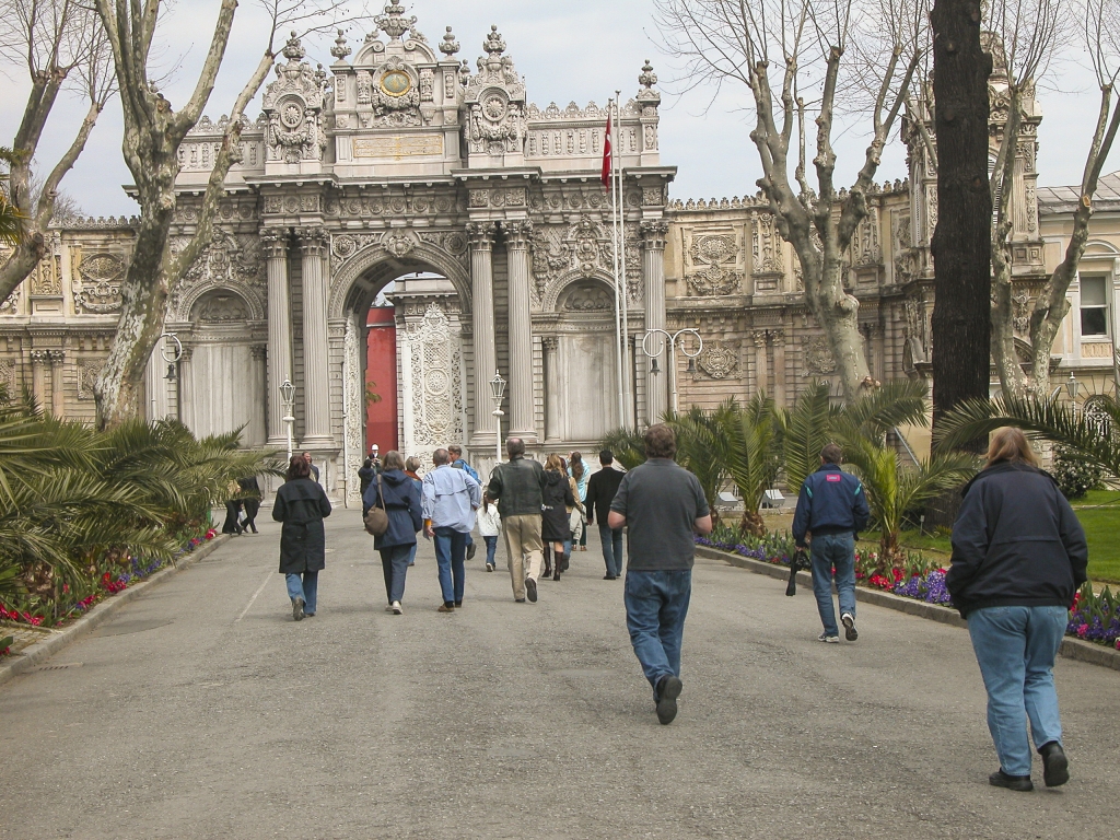 Gate of the Sultan
Approaching the Saltanat Kapısı (Sultan's Gate) at Dolmabahçe Palace.
