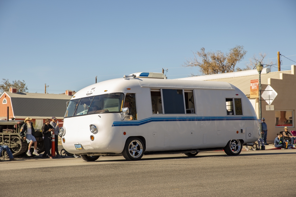 Mystery Motor Home
This (apparently) vintage motor home intrigues me, and I'd like to find out more about it.
