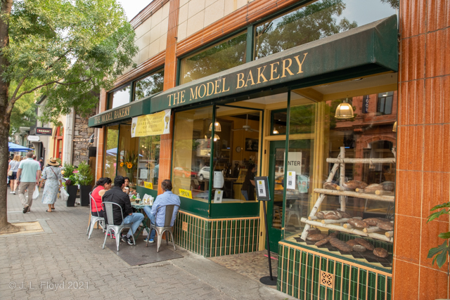 Model Bakery, St Helena
Their offerings were mouth-watering, but I didn't get a chance to try them.  Next time....
