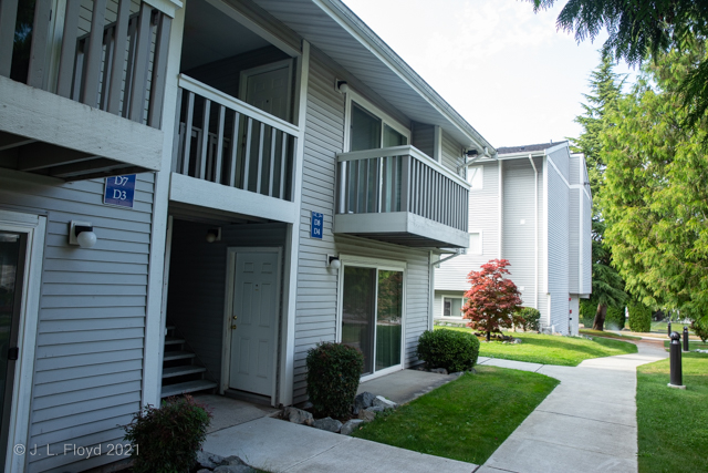 Balcony Apartment
We began our excursion to Fremont from Nick and Jane's cozy apartment in Mountlake Terrace, which is the one on the second floor with the balcony.
