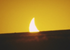 SolarEclipse-20021204-sunset1.jpg